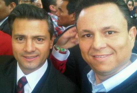 El candidado a la presidencia, Enrique Peña Nieto, posa junto a Rafael Humbero Celaya uno de los detenidos.