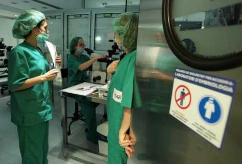 Doctores trabajando en la clínica Eugin de Barcelona, España, en junio de 2008.